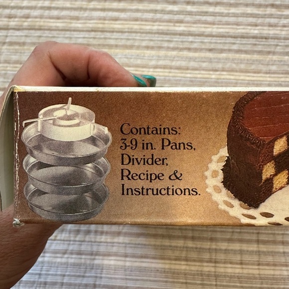 Vintage Chicago Metallic Checkerboard Cake Pan Set – 3 Pans, Divider, Box - Picture 8 of 9